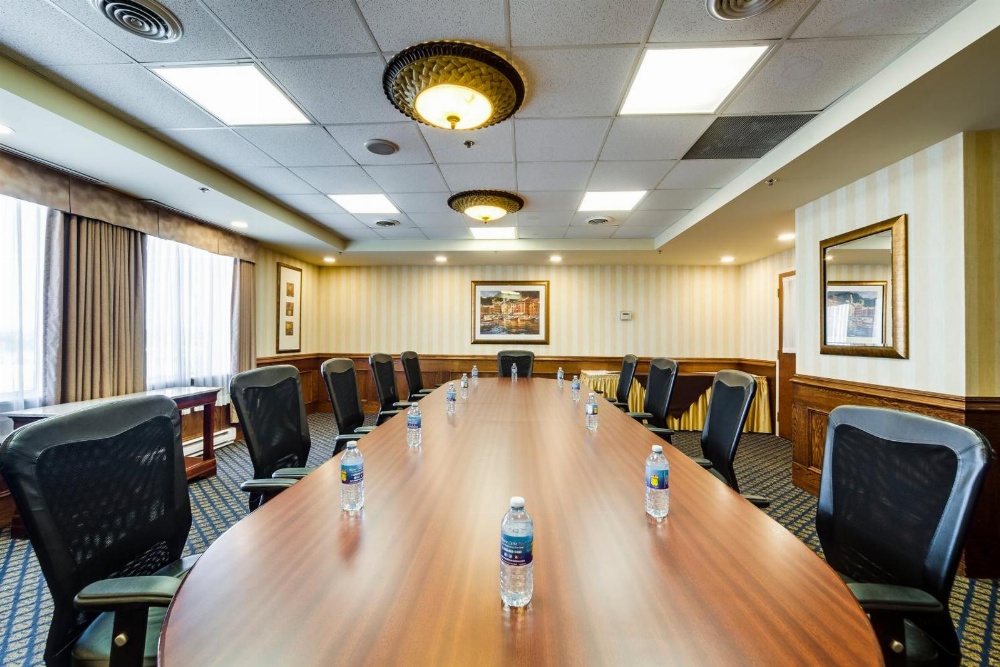 Monte Carlo Inns Airport Suites Main image