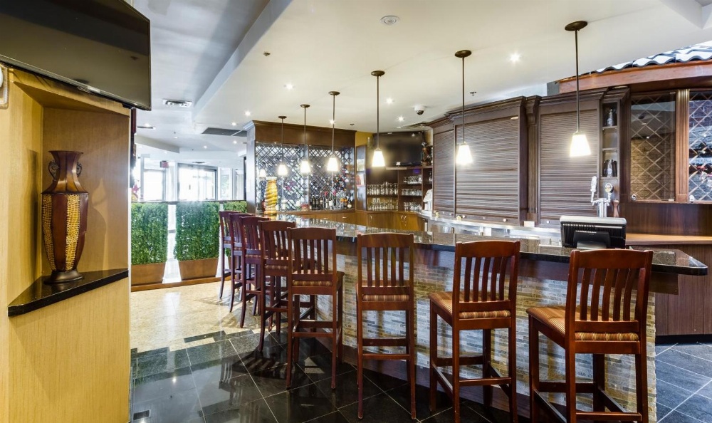 Monte Carlo Inns Airport Suites