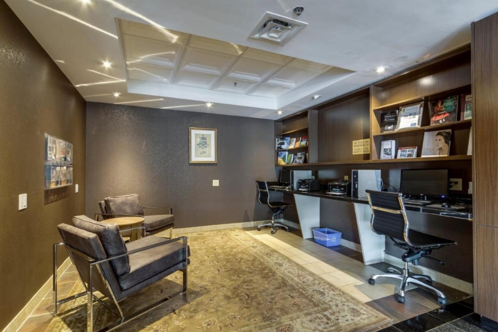 Monte Carlo Inns Airport Suites Image 42
